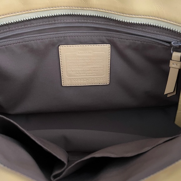 Coach Shoulder bag, same or next day shipping from a smoke & pet free 🏡 - Picture 3 of 6